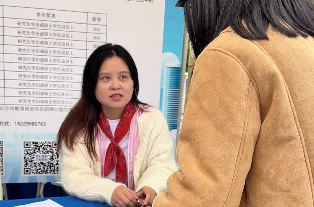 师生10年后招聘会意外重逢,“她仍是我追逐的光!”