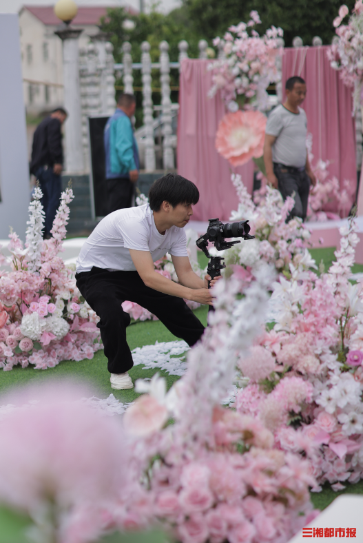 把乡村婚礼拍成“纪录片”,小伙用镜头见证近2000场婚礼