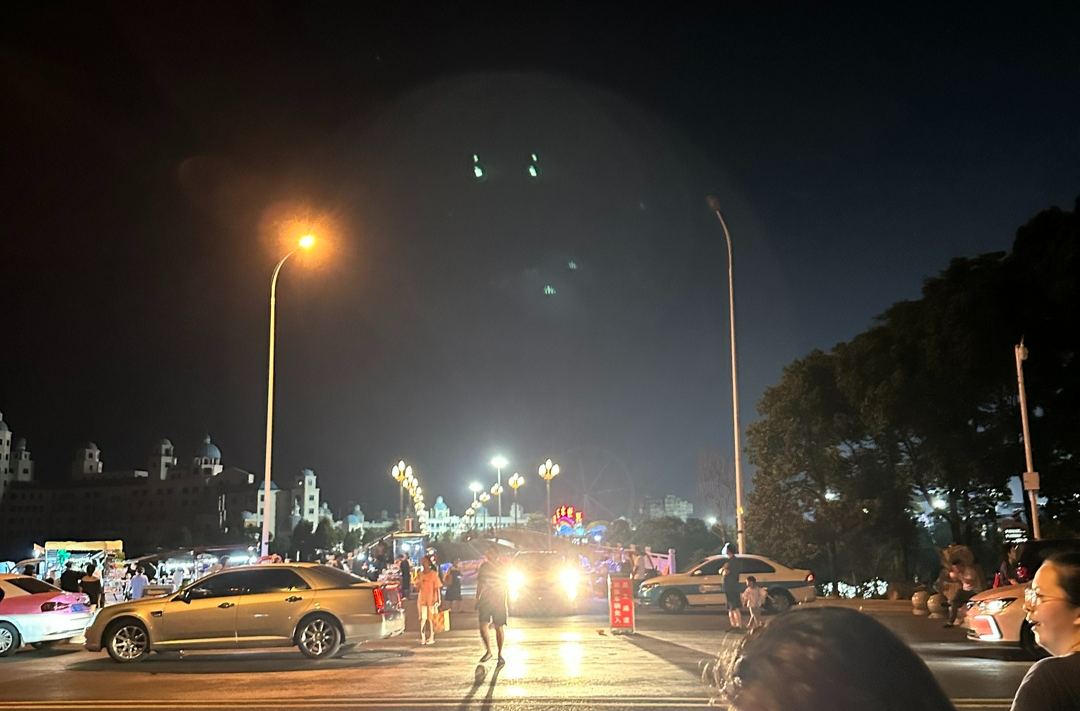 乱开远光灯引发交通事故，驾驶员虽未接触仍需担责三成