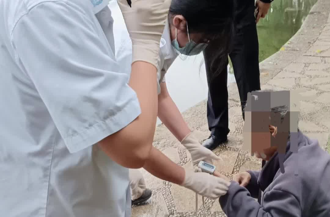 八旬老人公园落水，路过的67岁爹爹出手了｜26℃