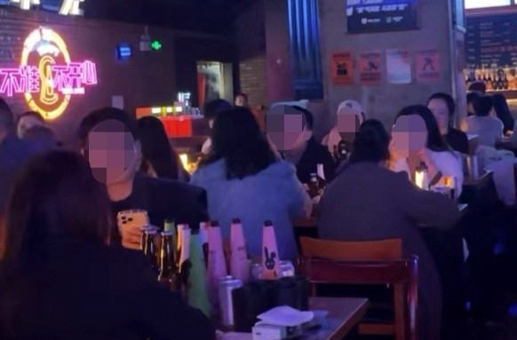 公共场所直播“太随意”，一不小心就成“人气背景”！律师：侵权