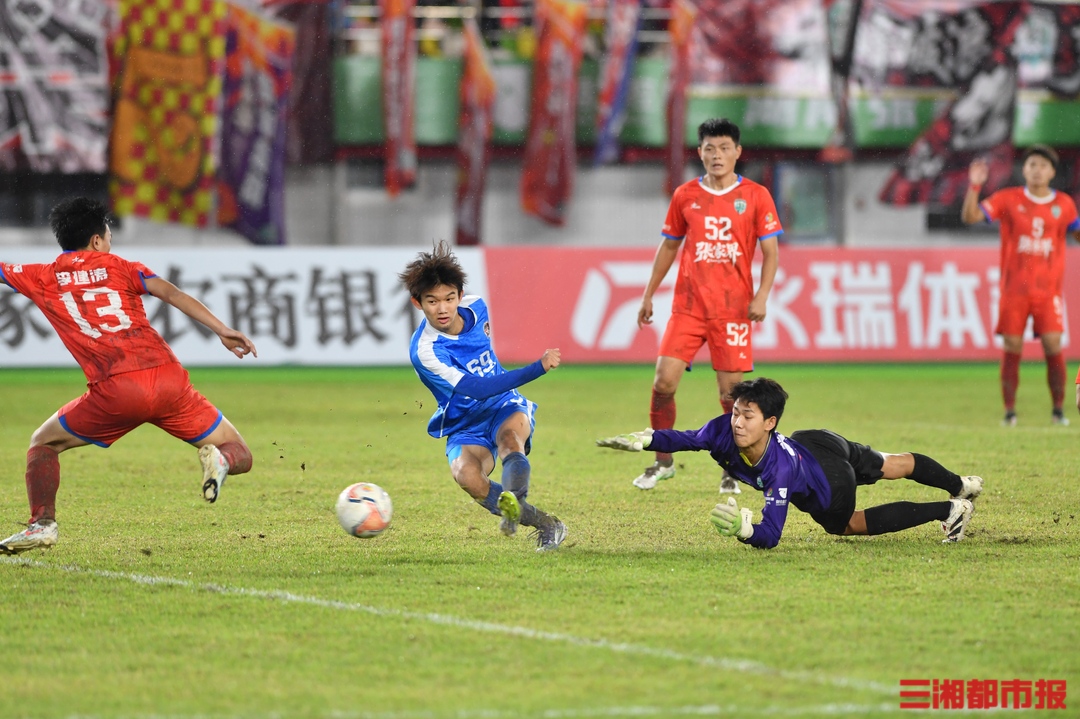 “马子宜早就该进球啦！”，16岁长沙队小将如愿成为湘超学生射手榜一员|湘超侧记