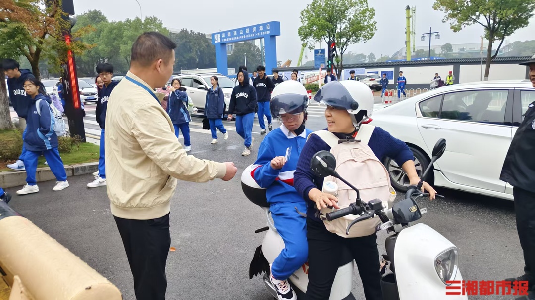 交通安全积分兑换文具、图书,“校警联勤”打造护学范例
