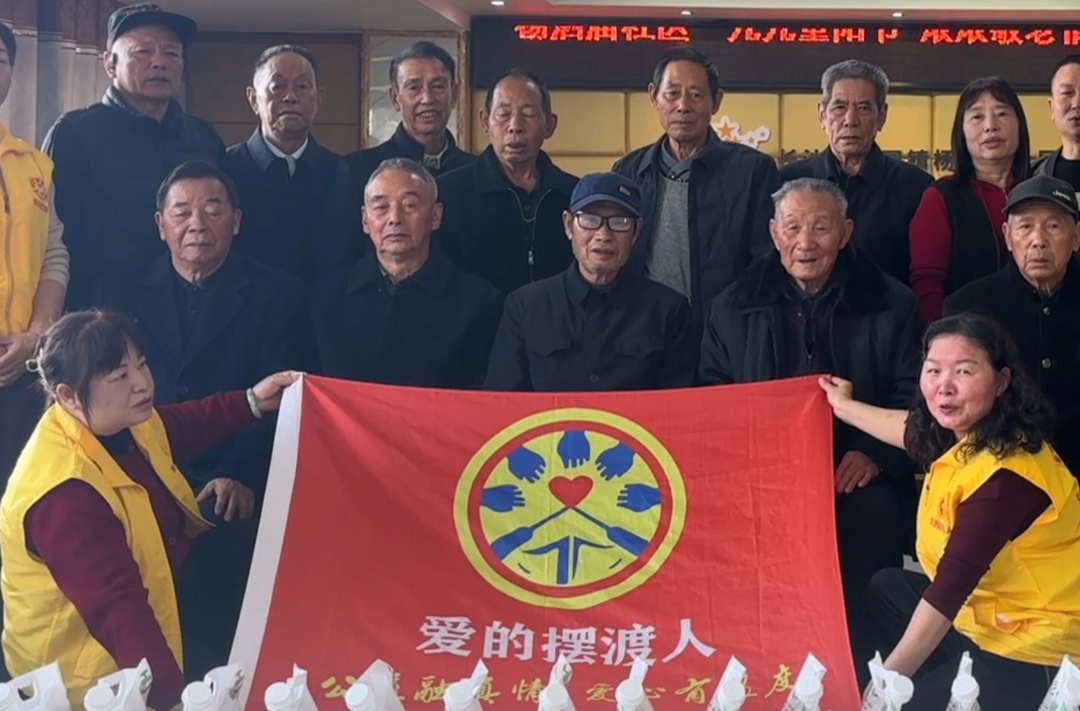 爱心敬老送进村,陪老人过趣味重阳