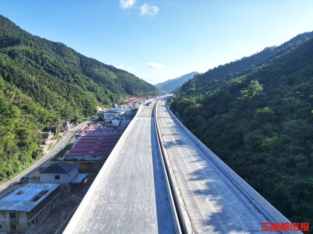 零道高速两座大桥相继贯通,预计2026年底全线通车