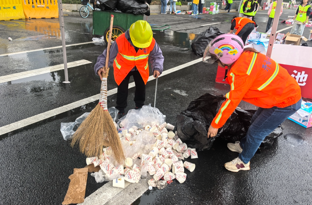 当朋友圈刷屏马拉松时,他们的“节日”在沙沙扫帚声中开始