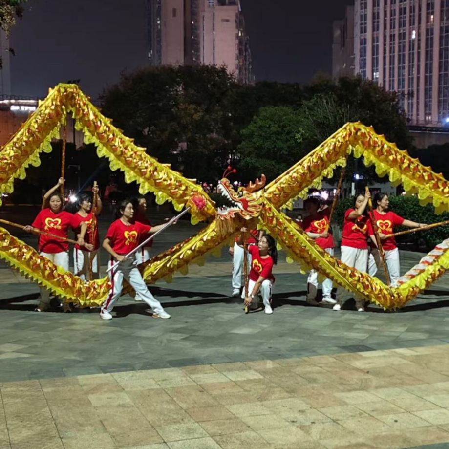 女子舞龙15年,花样造型玩出新味道