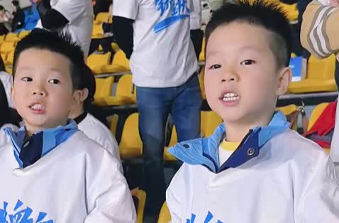萌化了!“湘超”邵阳主场对阵衡阳 5岁双胞胎球迷现场为球队助威