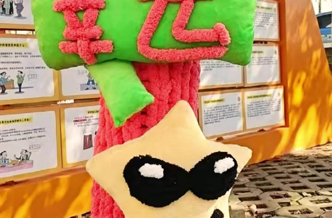 特别“树装”秀!行道树“穿”五彩毛衣,这里成了大学生拍照打卡地