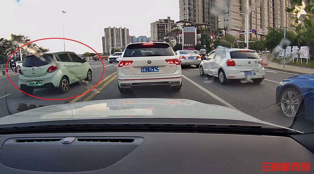 还是那个地点那条街,小车多次逆行被举报,交警:罚