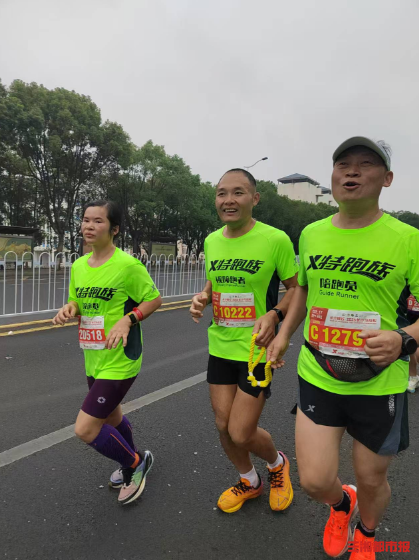 视障跑者与妻子共同冲线全马,分秒不差的成绩见证默契