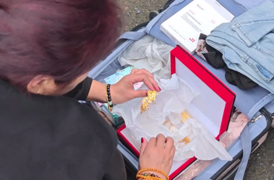 装几百克金饰的行李箱掉在高速上,交警帮忙追回