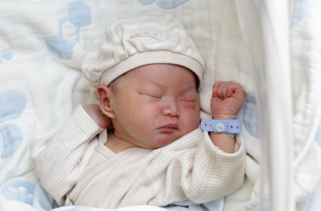 月子中心新生儿呛奶窒息免责？法院：格式条款无效，得赔