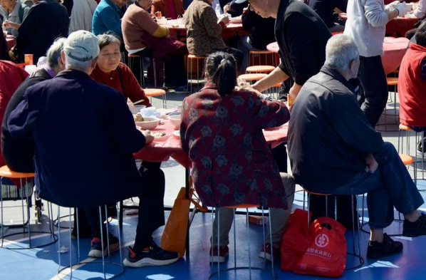 再婚老公留下的房子拆迁了，老人起诉继子分拆迁补偿款