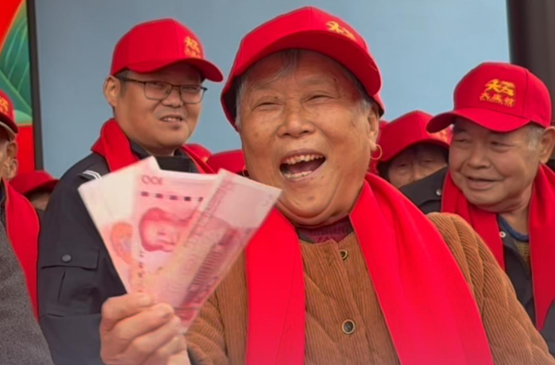 重阳节给村里65岁以上老人发现金，这对慈利爱心企业家夫妇坚持了8年