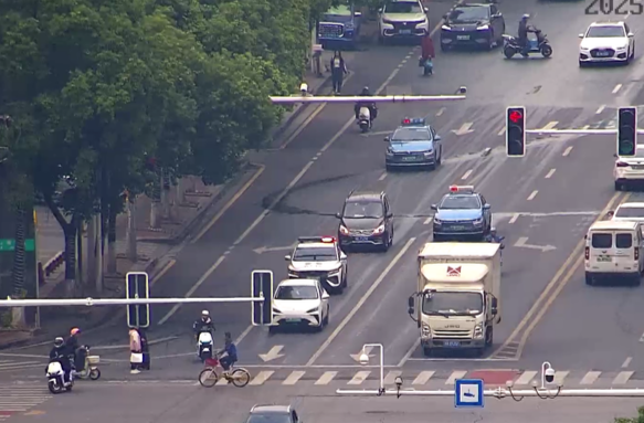 司机求助：车上病人快不行了！长沙交警“绿波”开道紧急护送