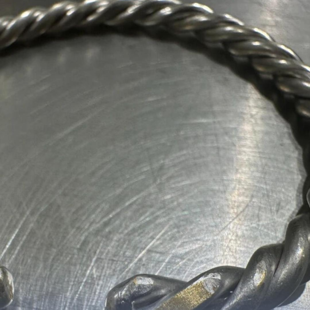 黄金制品“伪装”成银器入境被查