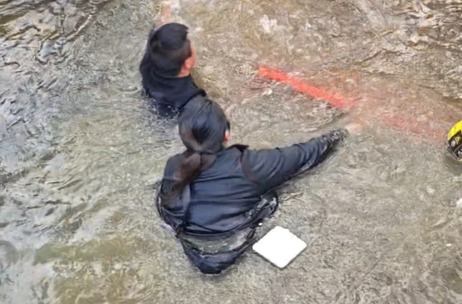 钓鱼遇女子连车坠湖，长沙兄弟扔下鱼竿就冲