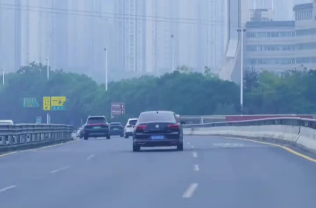 长永高速公路免费通行首日，路况平稳有序