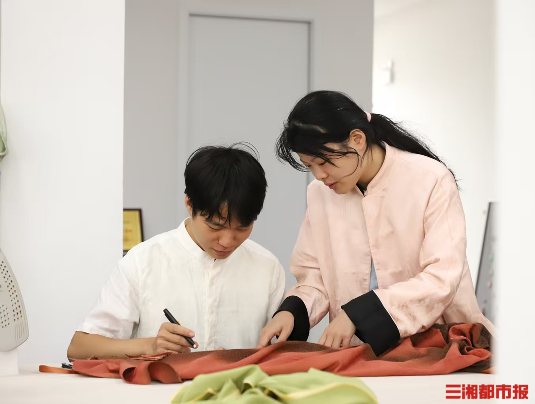 大三男孩手作旗袍，让传统技艺走进更多年轻人视野