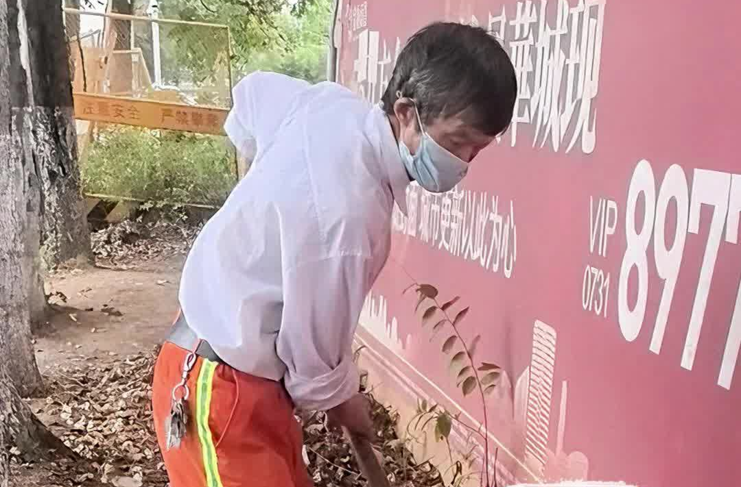 军哥说新闻｜环卫工手写信出圈，是什么感动全网