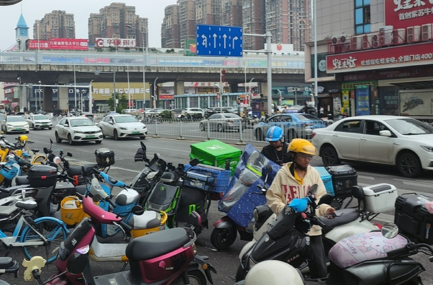 行人过马路被下班的外卖骑手撞了，平台需担责吗