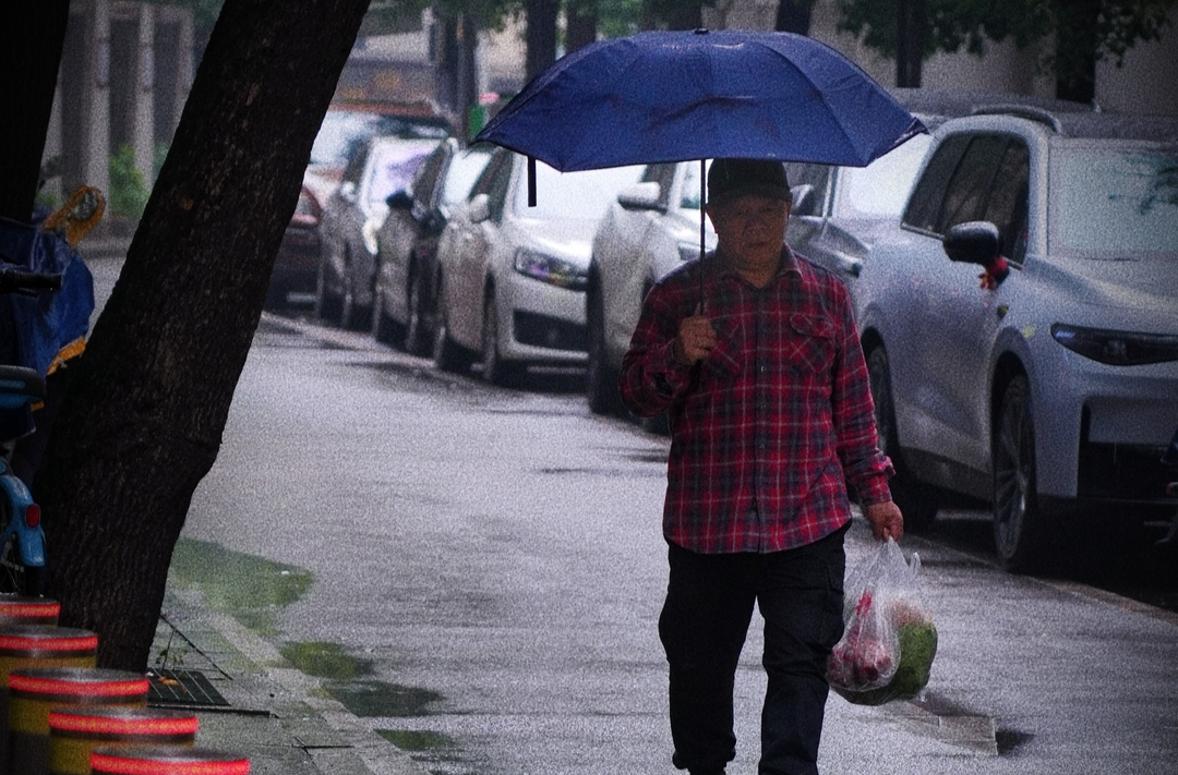 秋雨携凉意，冷暖交替时