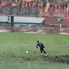 让人心疼！门将温存恺大力开球滑倒后又赶忙爬起来回防