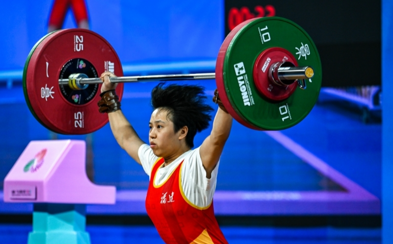 全运会举重女子55公斤级比赛，“大力士”能量迸发瞬间 | 我是刘贵香