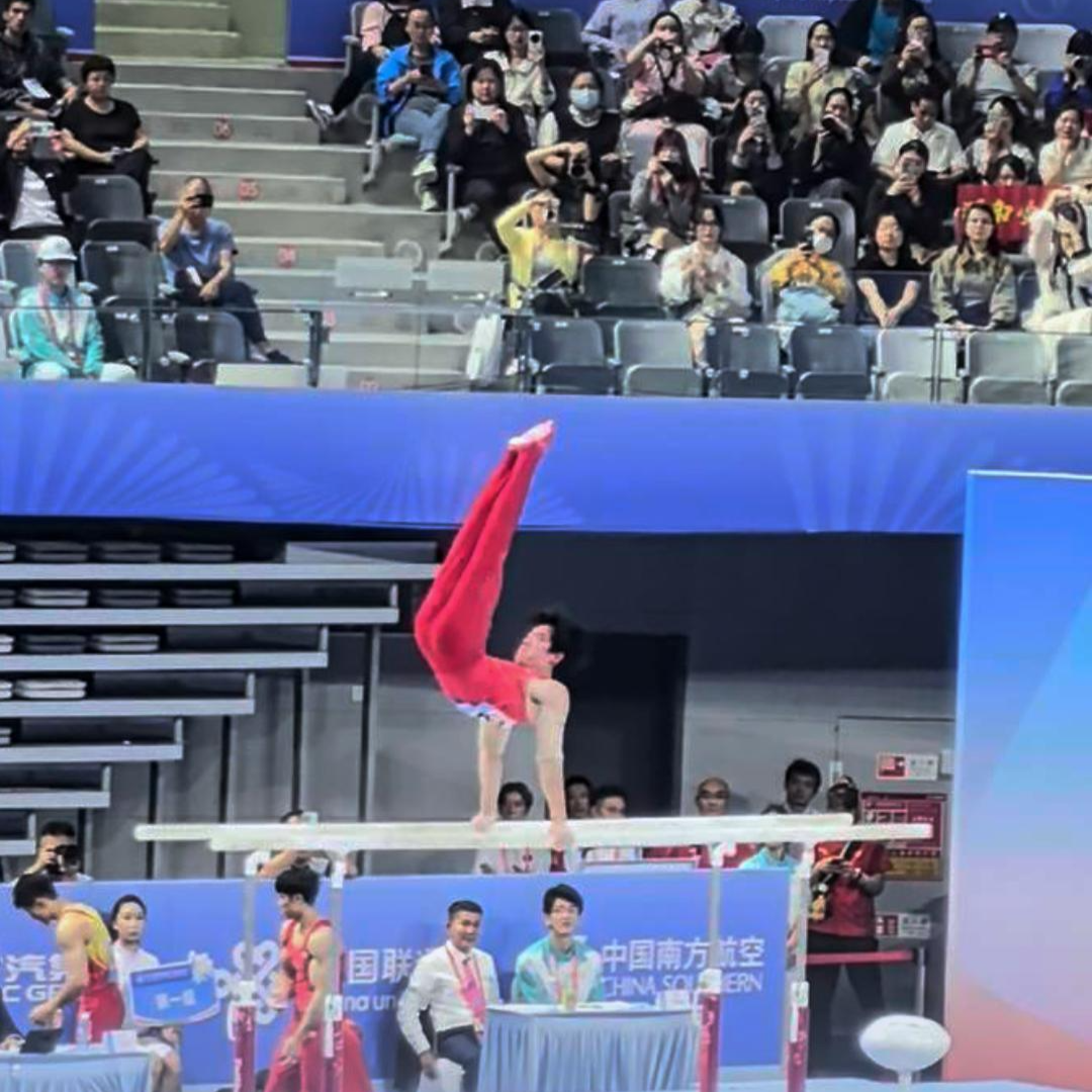 张博恒男团上双杠，观众屏气凝神，现场“空气突然安静”｜湘遇十五运会