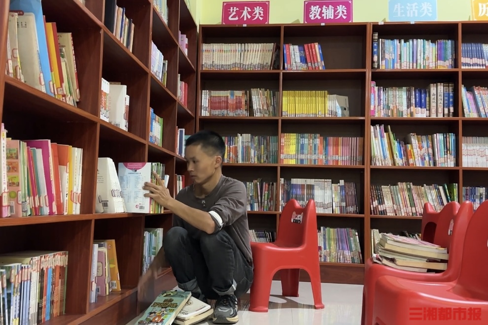 “站都站不下！”爱心书屋搬新家，来帮忙的站满一屋｜26℃