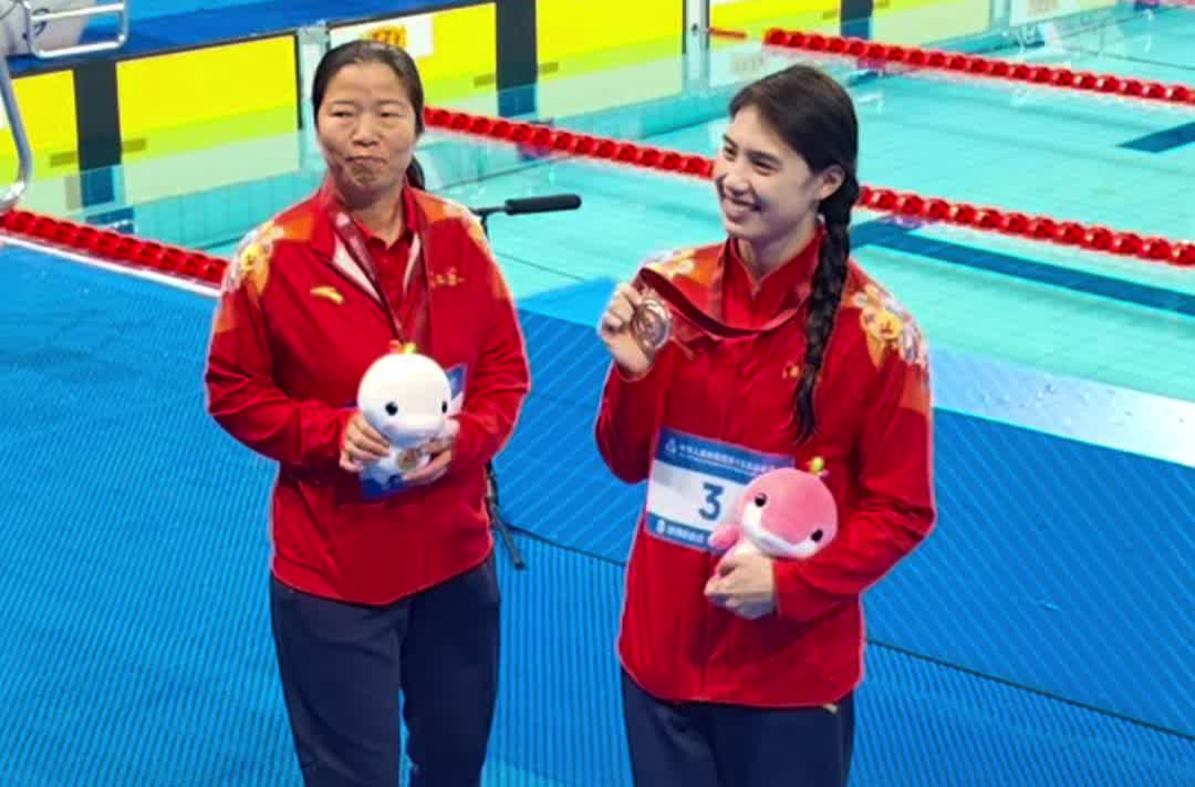 温柔暴击！张雨霏晒铜牌甜笑，每一帧都好治愈