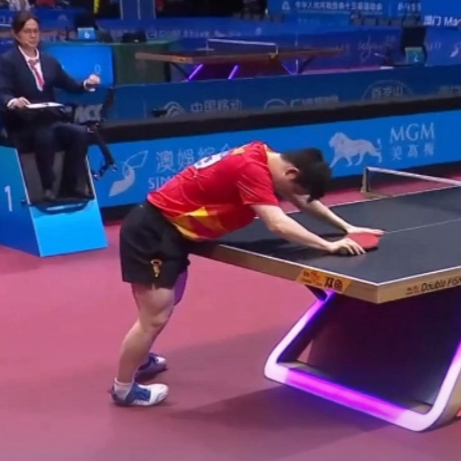 卫冕全运会乒乓球男单冠军，第四局打出10比1高潮，樊振东累趴在球桌上