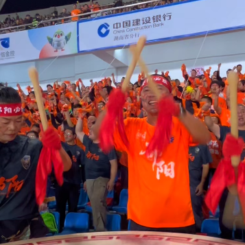 邵阳队球迷声浪轰炸球场，“邵阳队 进一个”