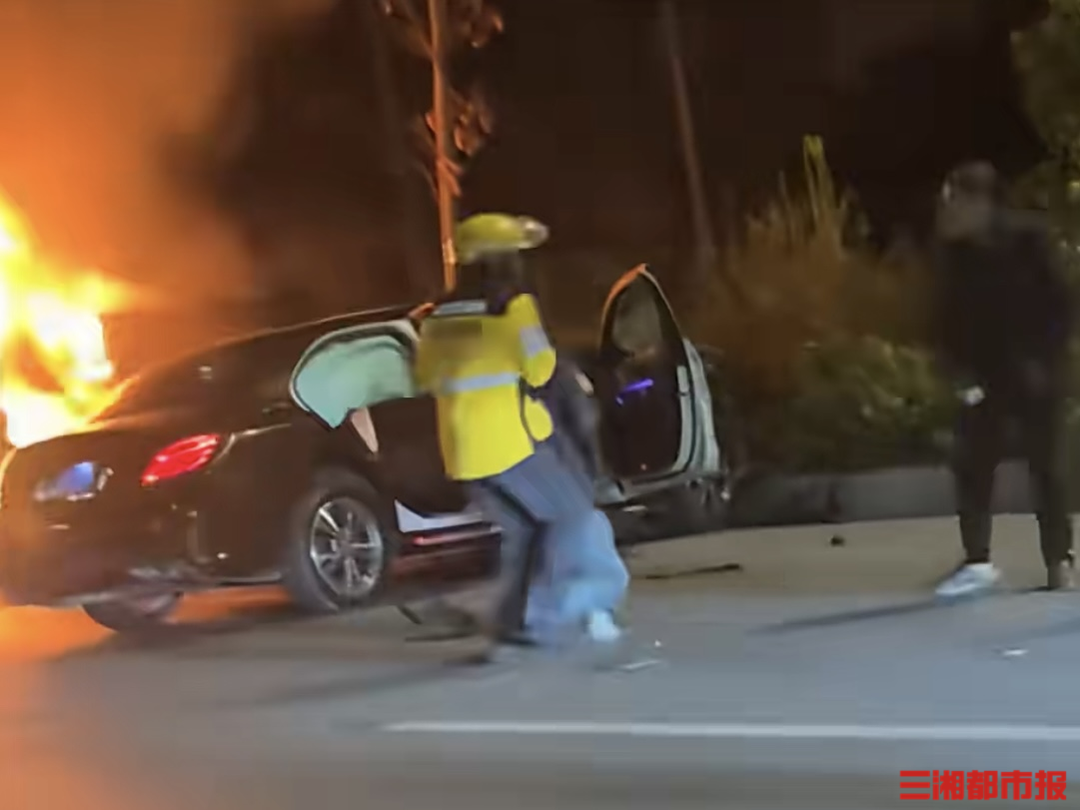 “烈焰骑士”的生死时速，外卖小哥火海中救出昏迷司机获表彰｜26℃