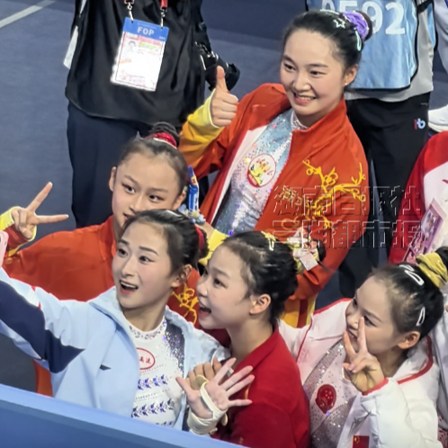体操女将赛后自拍大合影，全运会不止比赛，友谊此刻升华
