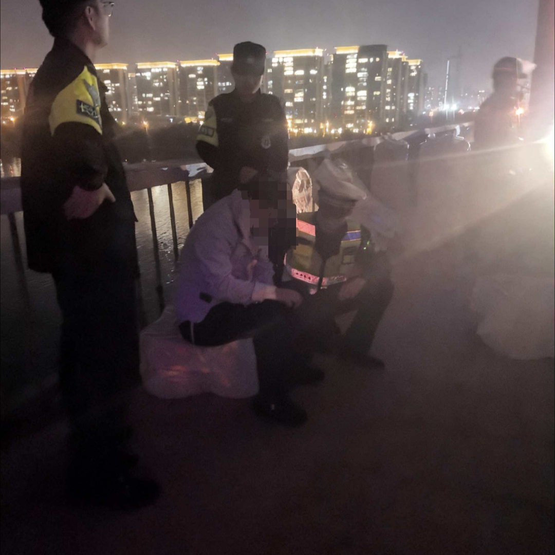 26℃｜小伙夜幕中爬上大桥护栏，交警1分钟极限救援