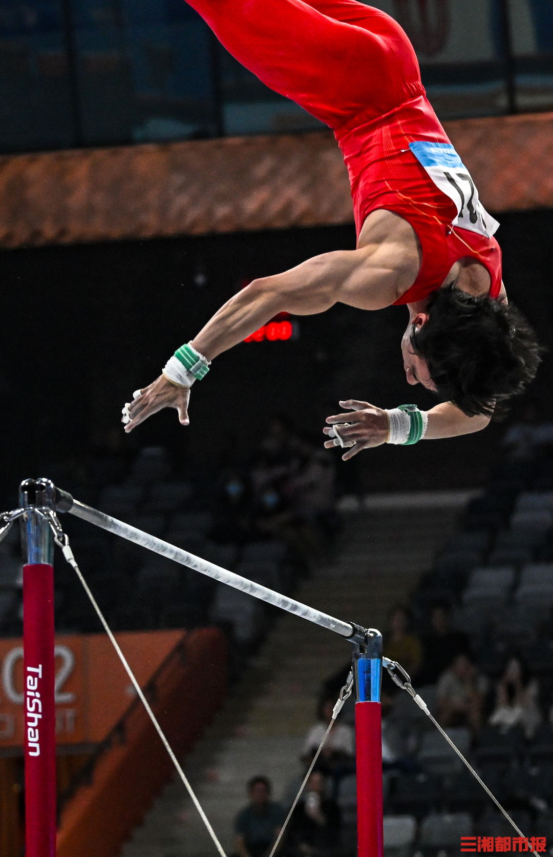 太牛了！高难度完成 稳稳落地，14.860分！张博恒直指第一｜湘遇十五运会