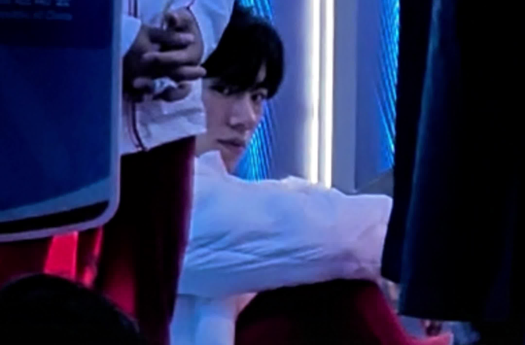 灯光这么暗都能看清楚张博恒优越的鼻梁