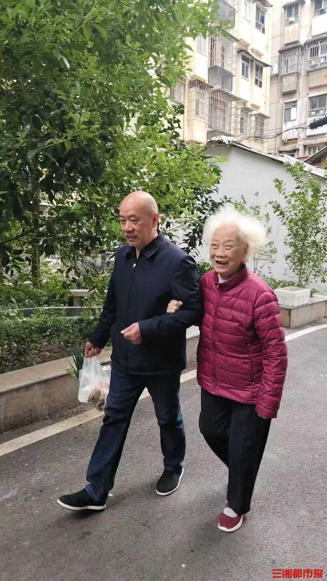 “我是母亲的拐杖”！90岁妈妈数次迷路，儿子牵着她散步5年｜26℃