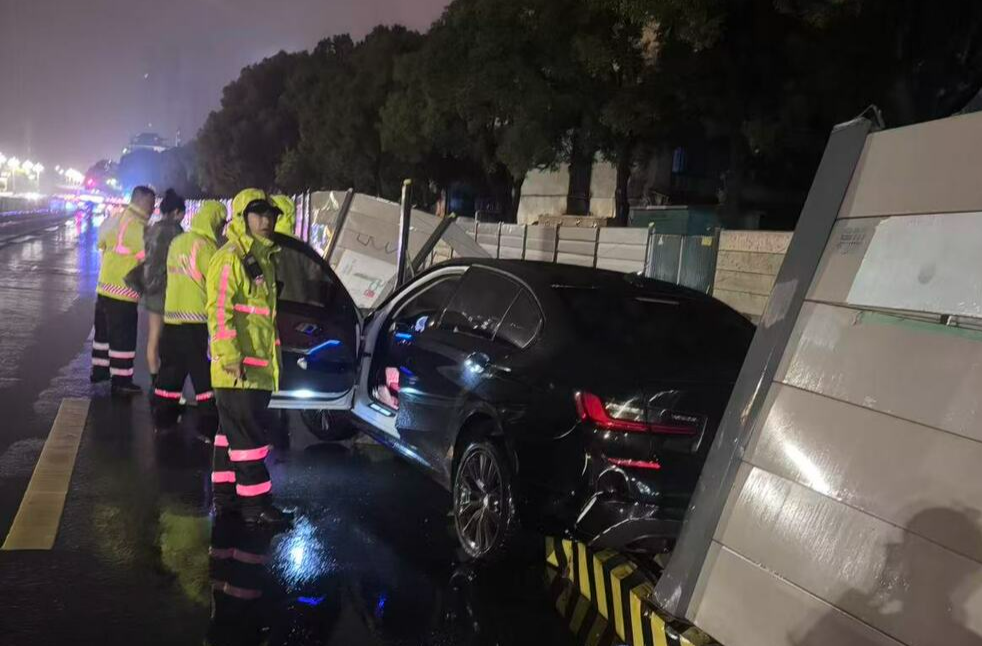 宝马女司机酒驾撞车伤人，交管：扣证罚款