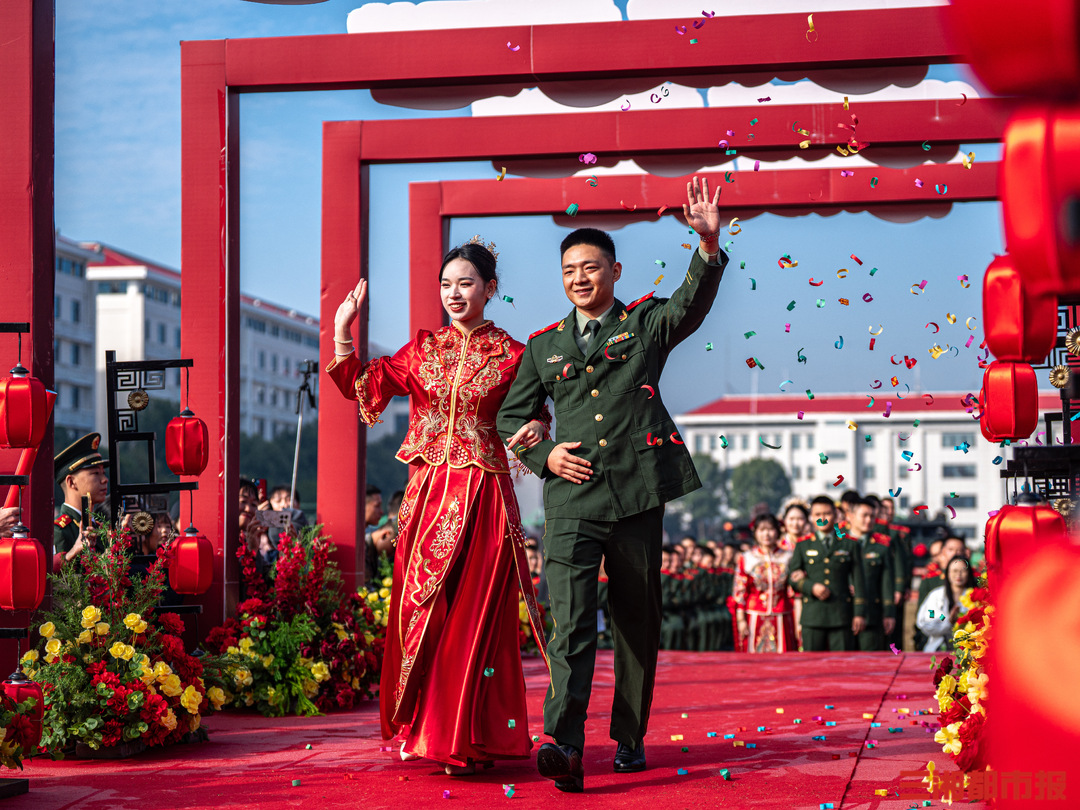 “橄榄绿”牵手“秀禾红”，军营集体婚礼浪漫来袭