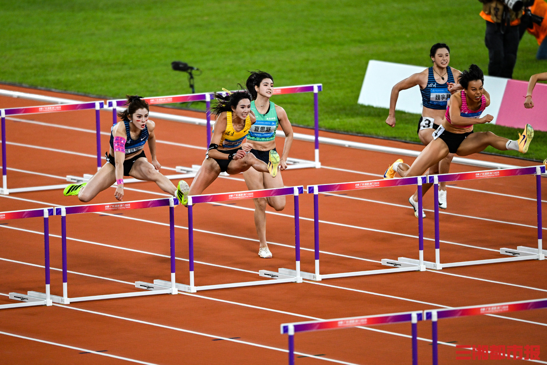 100米栏名场面，刘景扬“绝杀”吴艳妮｜我是刘贵香