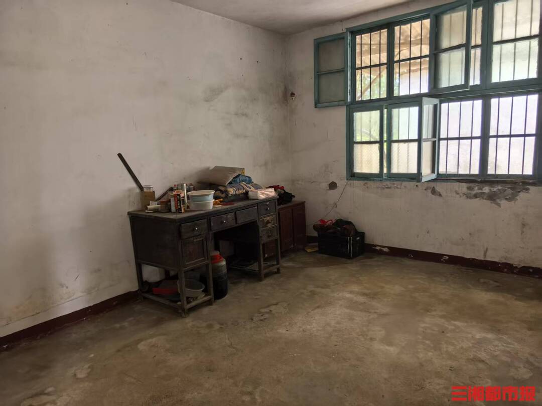 趴在长凳上写字的孩子考上理想大学，“梦想书屋”为64名困境儿童点亮未来｜26℃