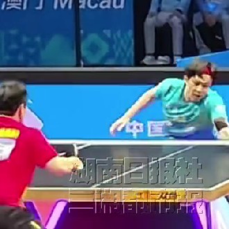 王楚钦对自己发脾气，一头撞向球桌 