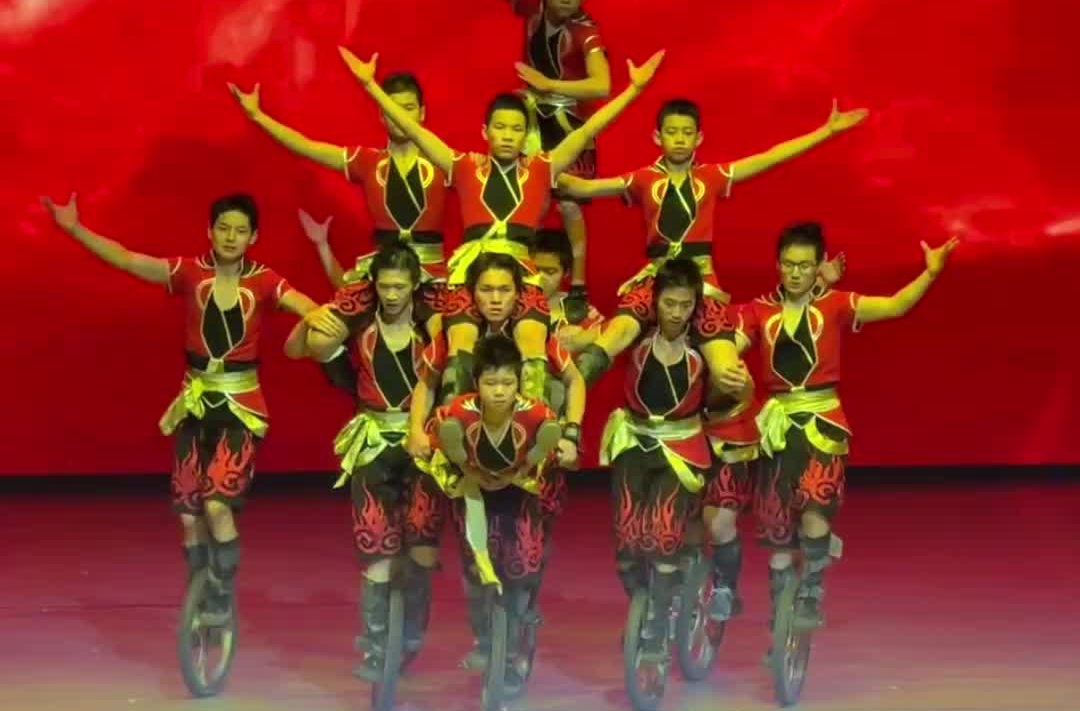 15歲少年團騎獨輪車搭人墻，《國風少年》活力滿滿