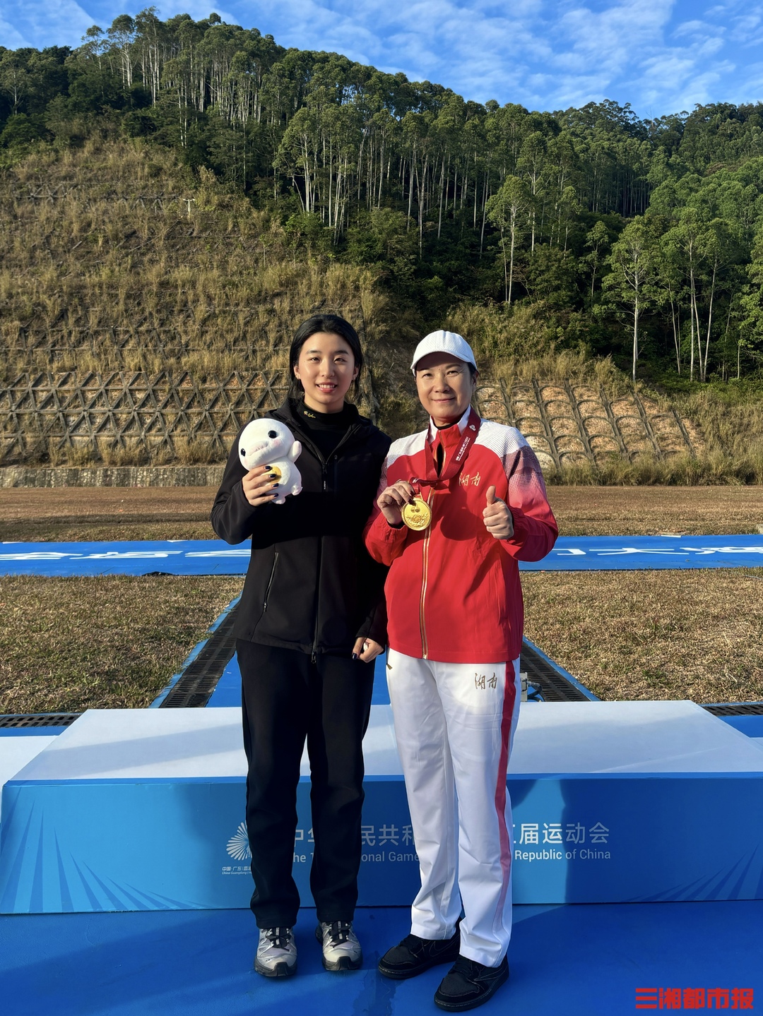 “射中”湖南第九金！54岁射击老将刘英姿八战全运再夺冠|湘遇十五运会
