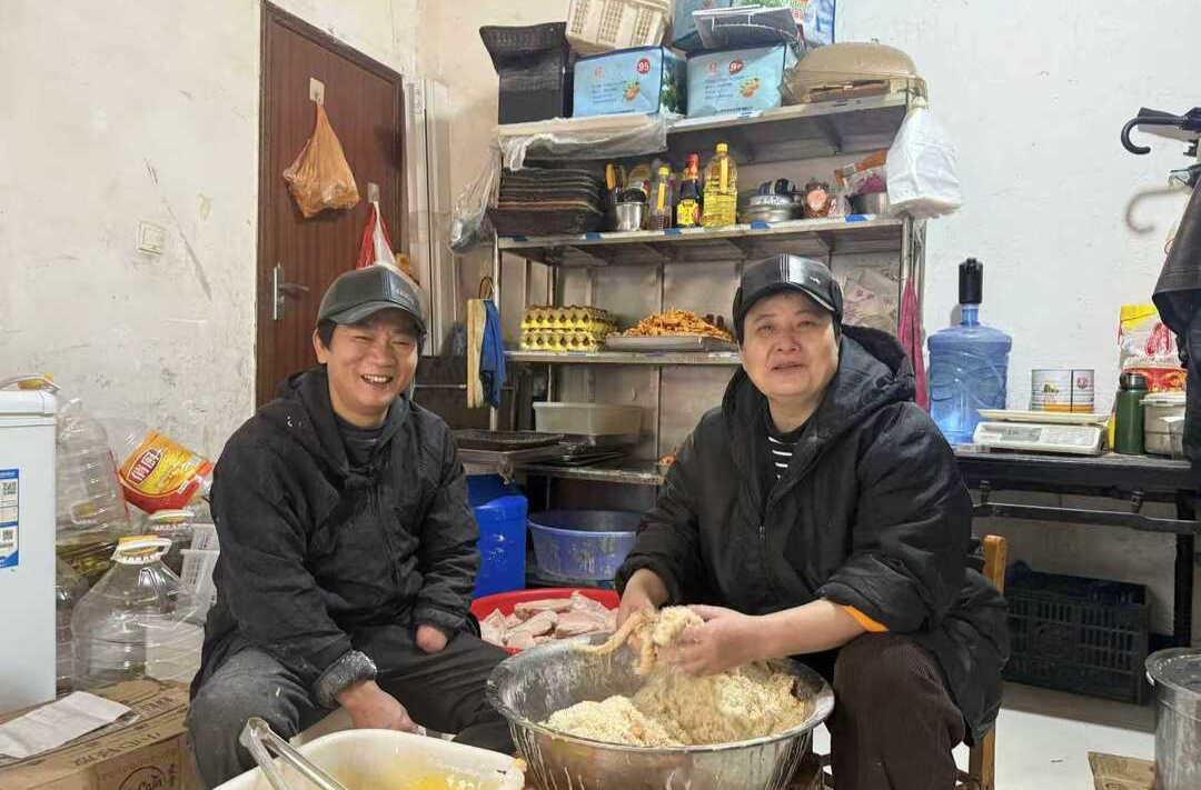 独掌摊主遇到温暖大学生，这个炸鸡摊被“买爆了”｜26℃