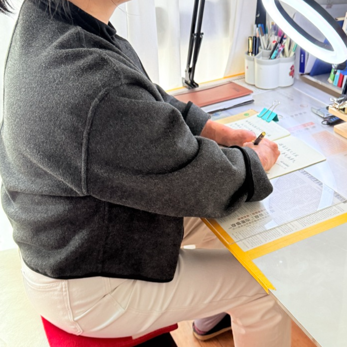 40岁无指宝妈用“哆啦A梦手”写出百万点赞字：希望每个人能找到自己的光