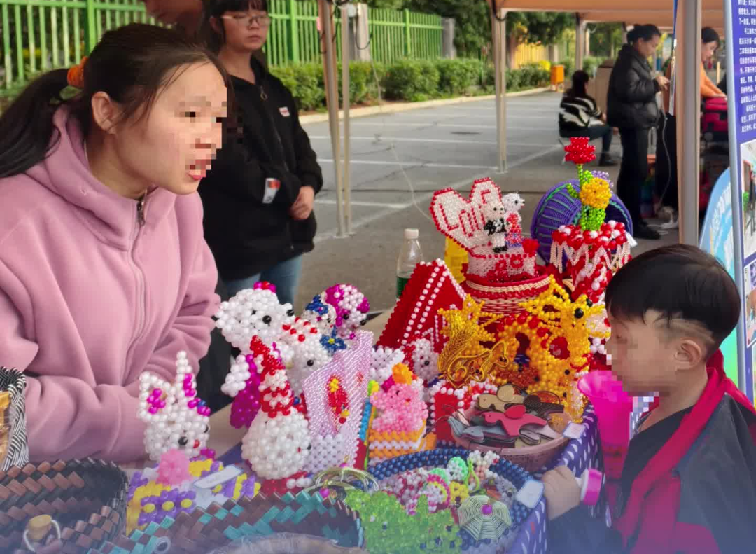 湘超赛场外，残疾人“手心”文创集市展现别样温情